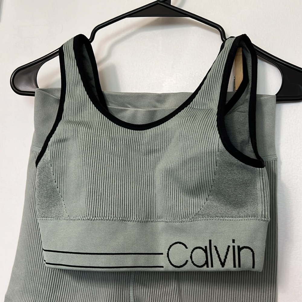 Calvin Klein Workout Set - Picture 2 of 3